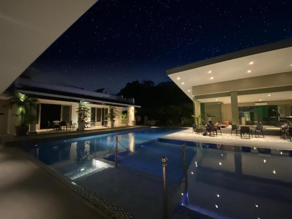 Avenue Suites Bacolod Exterior foto