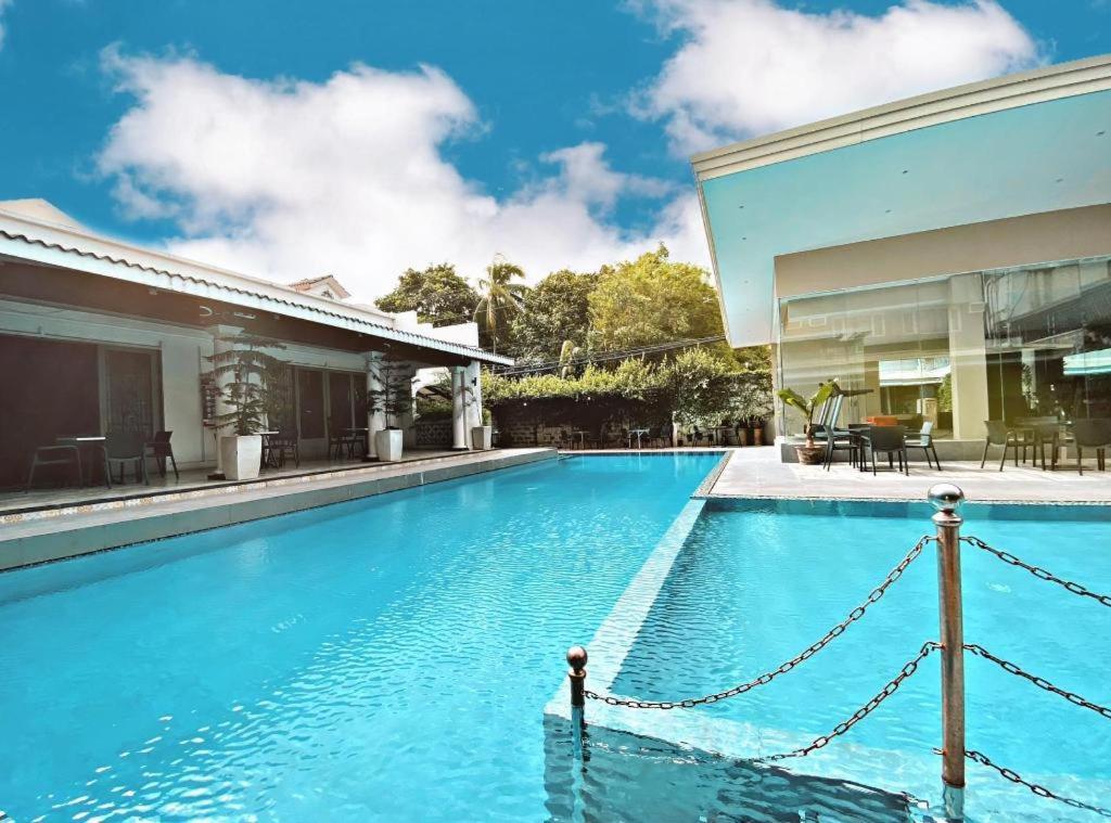 Avenue Suites Bacolod Exterior foto