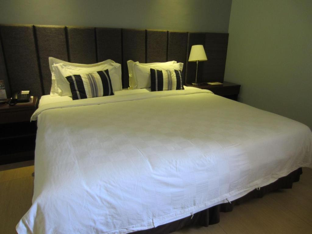 Avenue Suites Bacolod Exterior foto