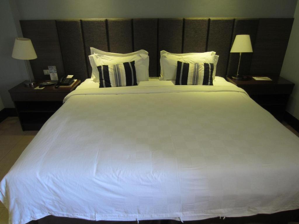 Avenue Suites Bacolod Exterior foto